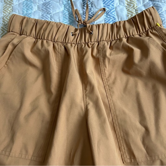 Old navy women’s high waisted stretch tech utility crop pants size medium sand - Picture 2 of 4